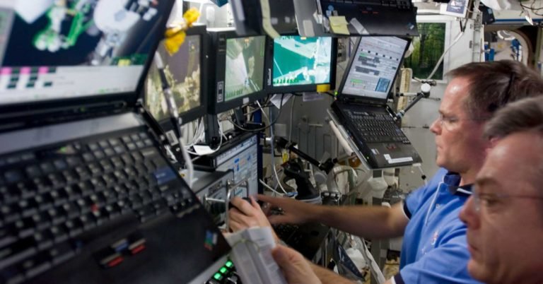 What Astronauts’ Tweets Could Tell Scientists About the Psychology of Space Travel 4 What Astronauts’ Tweets Could Tell Scientists About the Psychology of Space Travel
